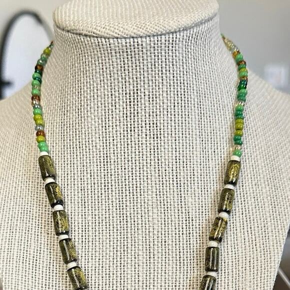 Avacado green beaded chain and bezel crystal pendant necklace - Picture 3 of 5